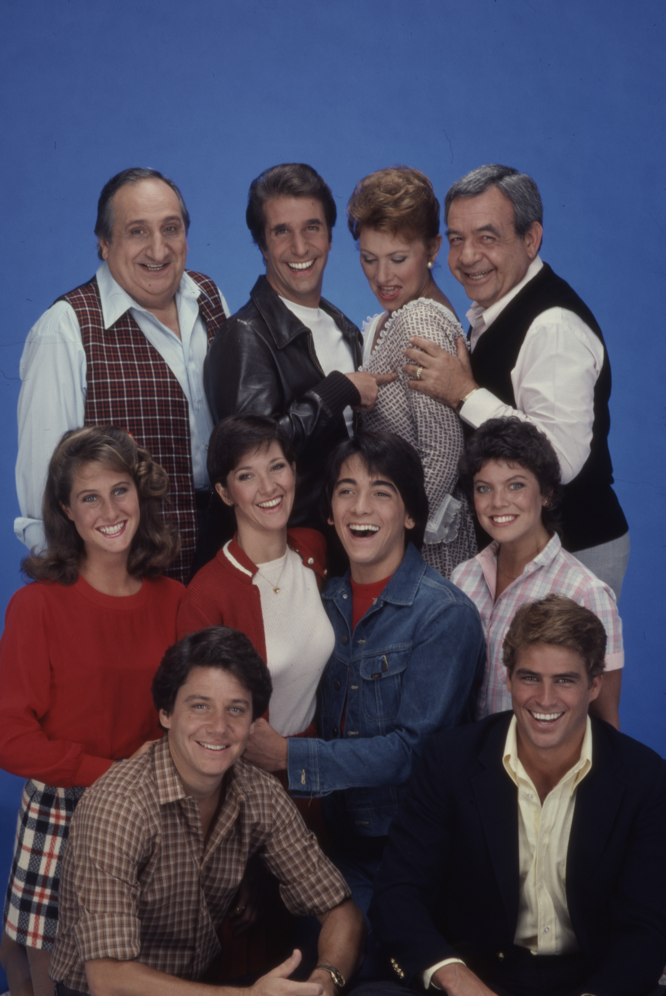 Al Molinaro, Henry Winkler, Marion Ross, Tom Bosley, Cathy Silvers, Lynda Goodfriend, Scott Baio, Erin Moran, Anson Williams, and Ted McGinley in a "Happy Days" promotional photo | Source: Getty Images