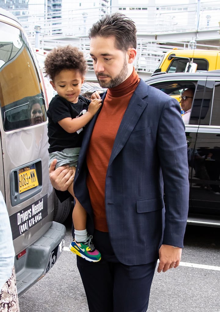 Alexis Ohanian (R) and daughter Alexis Olympia Ohanian Jr. are seen arriving to S by Serena Williams Fashion Show during New York Fashion Week | Photo: Getty Images