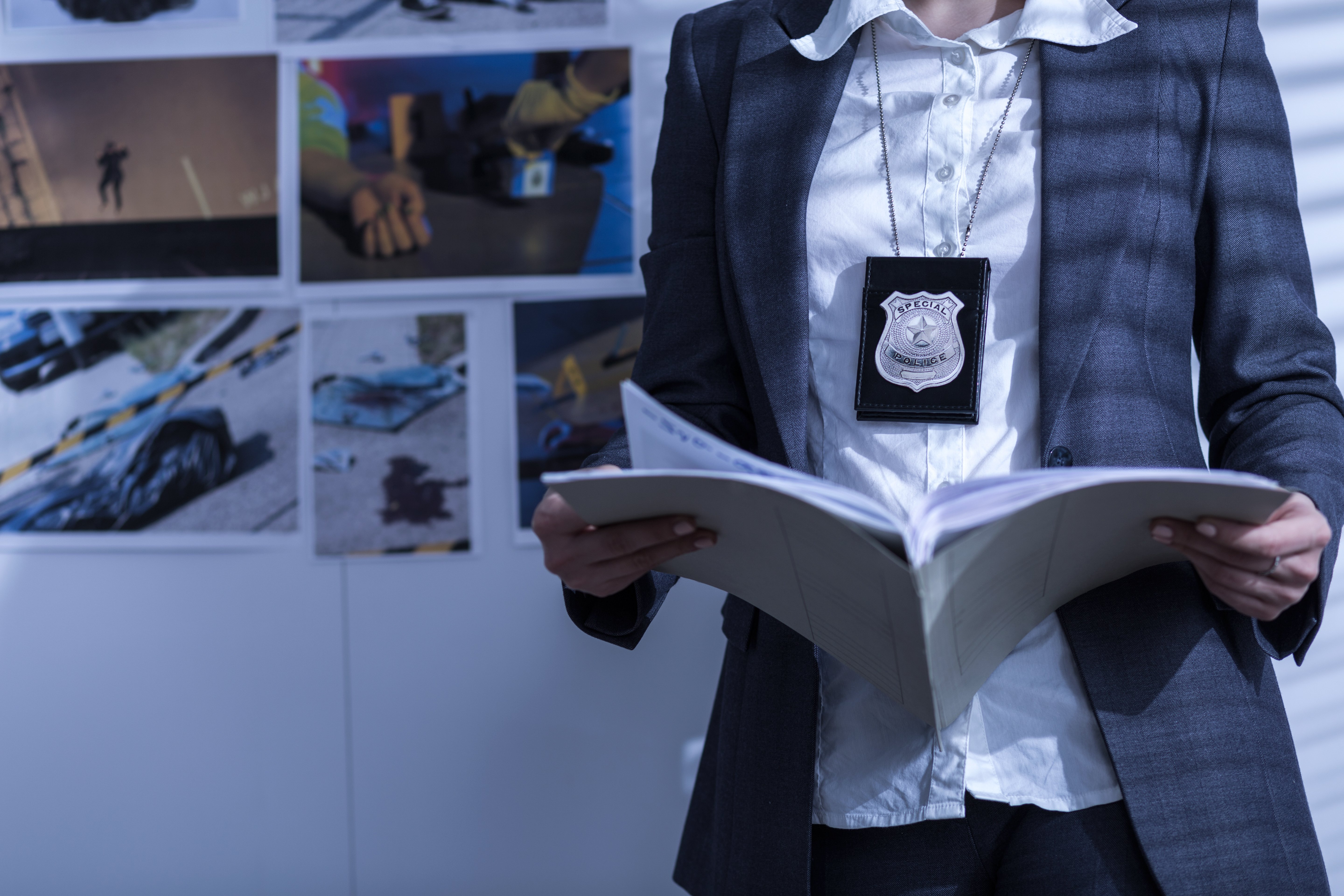 Agente de policía inspecciona un archivo. | Foto: Shutterstock