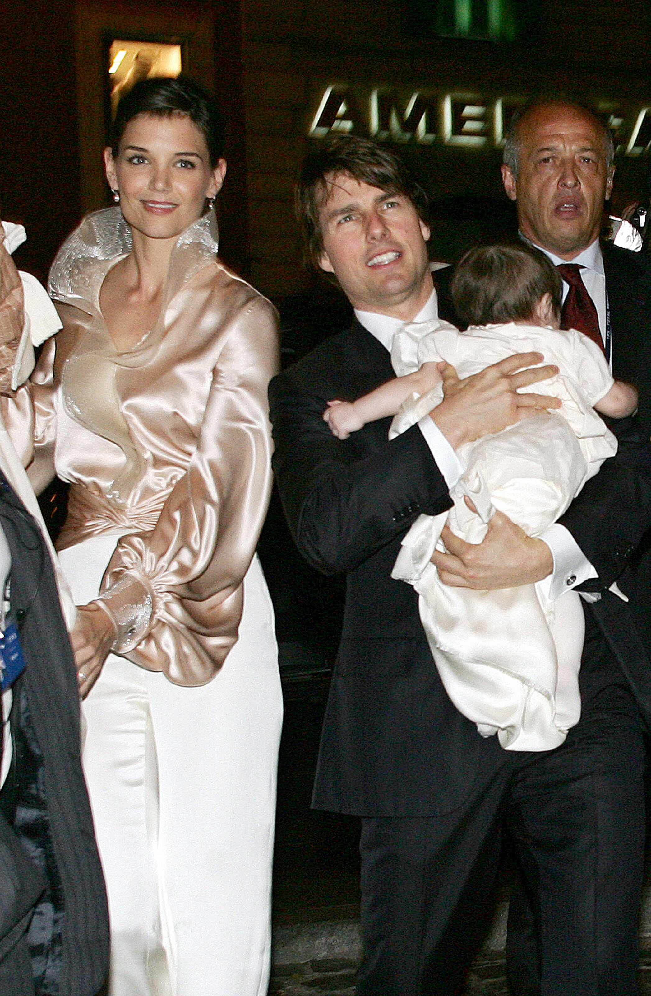 Tom Cruise, Katie Holmes, and Suri Cruise in central Rome, 16 November 2006 | Source: Getty Images