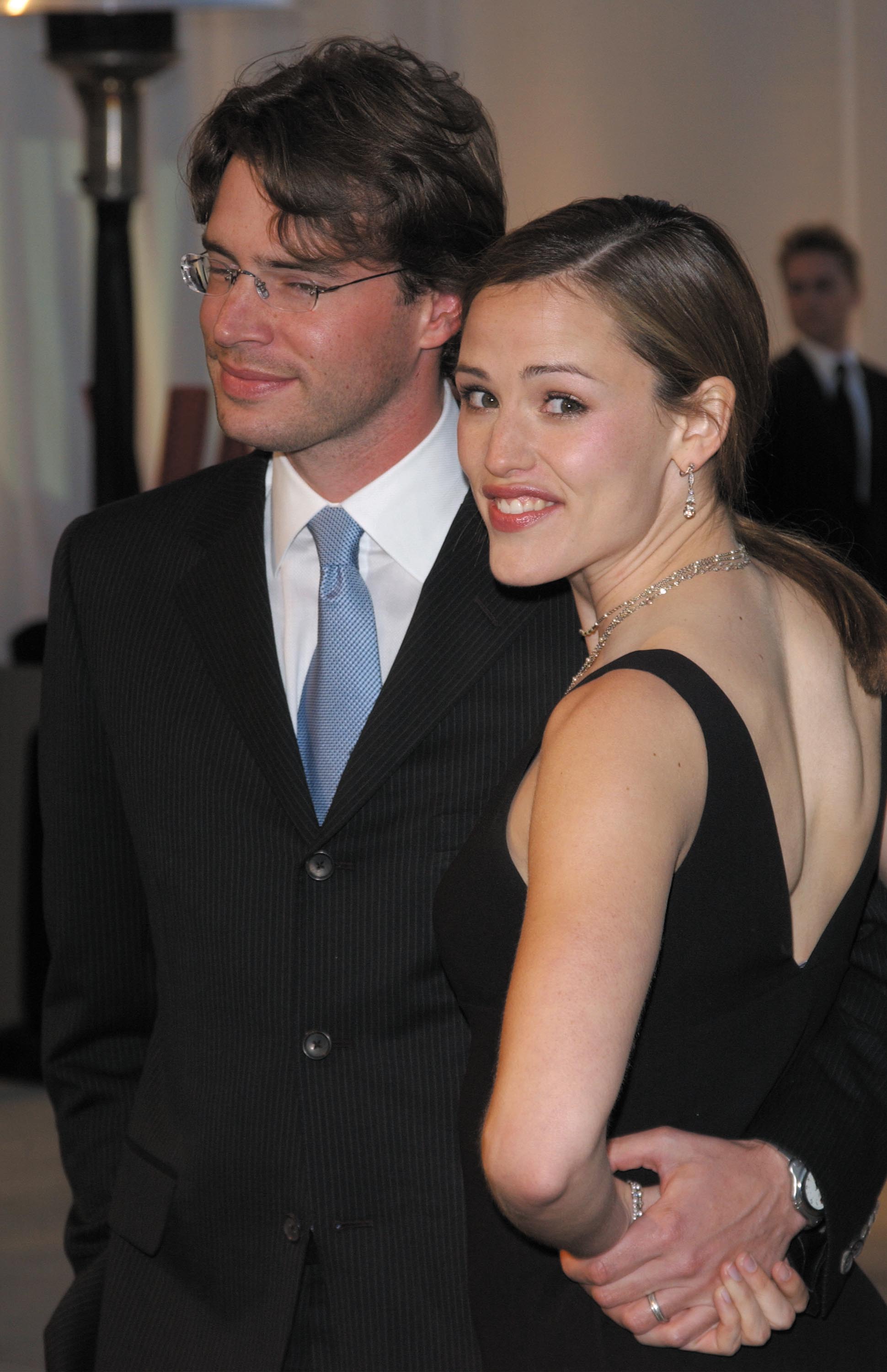 Scott Foley and Jennifer Garner at the Vanity Fair Oscar party at Mortons on March 24, 2002 in West Hollywood, California. | Source: Getty Images