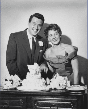 US-amerikanischer Schauspieler Rock Hudson (1925 - 1985) mit Phyllis Gates (1925 - 2006), an ihrem Hochzeitstag, Santa Barbara, Kalifornien, 9. November 1955. | Quelle: Getty Images