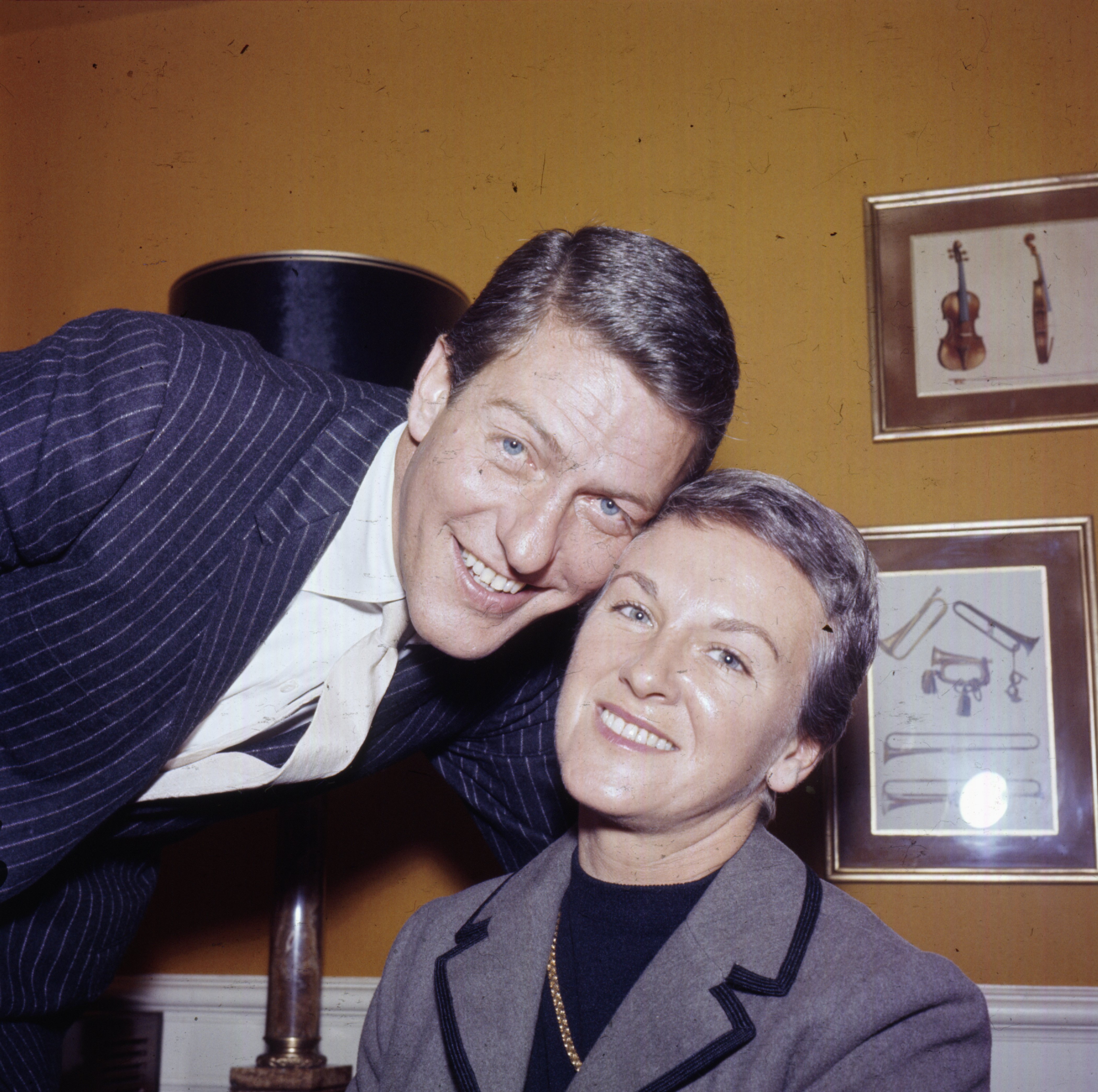 El actor estadounidense Dick Van Dyke fue fotografiado con su esposa Margie Willett en Londres, en 1964. | Foto: Getty Images