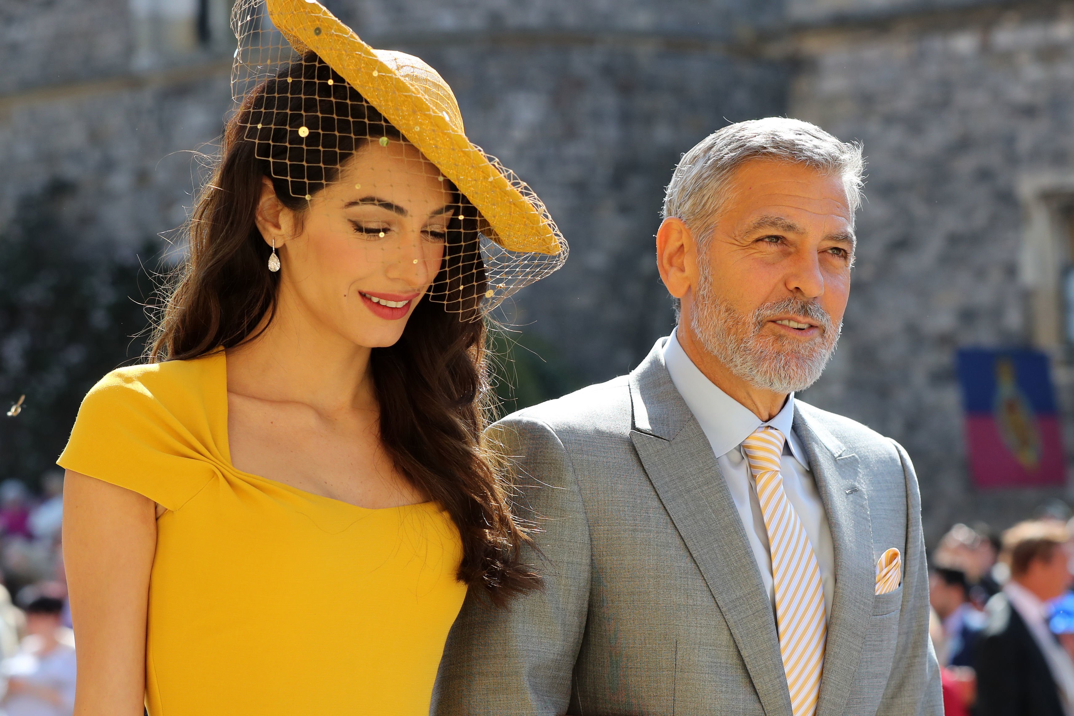 Amal Clooney y George Clooney llegando a la Capilla de San Jorge en el Castillo de Windsor para la boda del príncipe Harry y Meghan Markle el 19 de mayo de 2018 en Windsor, Inglaterra. | Foto: Getty Images