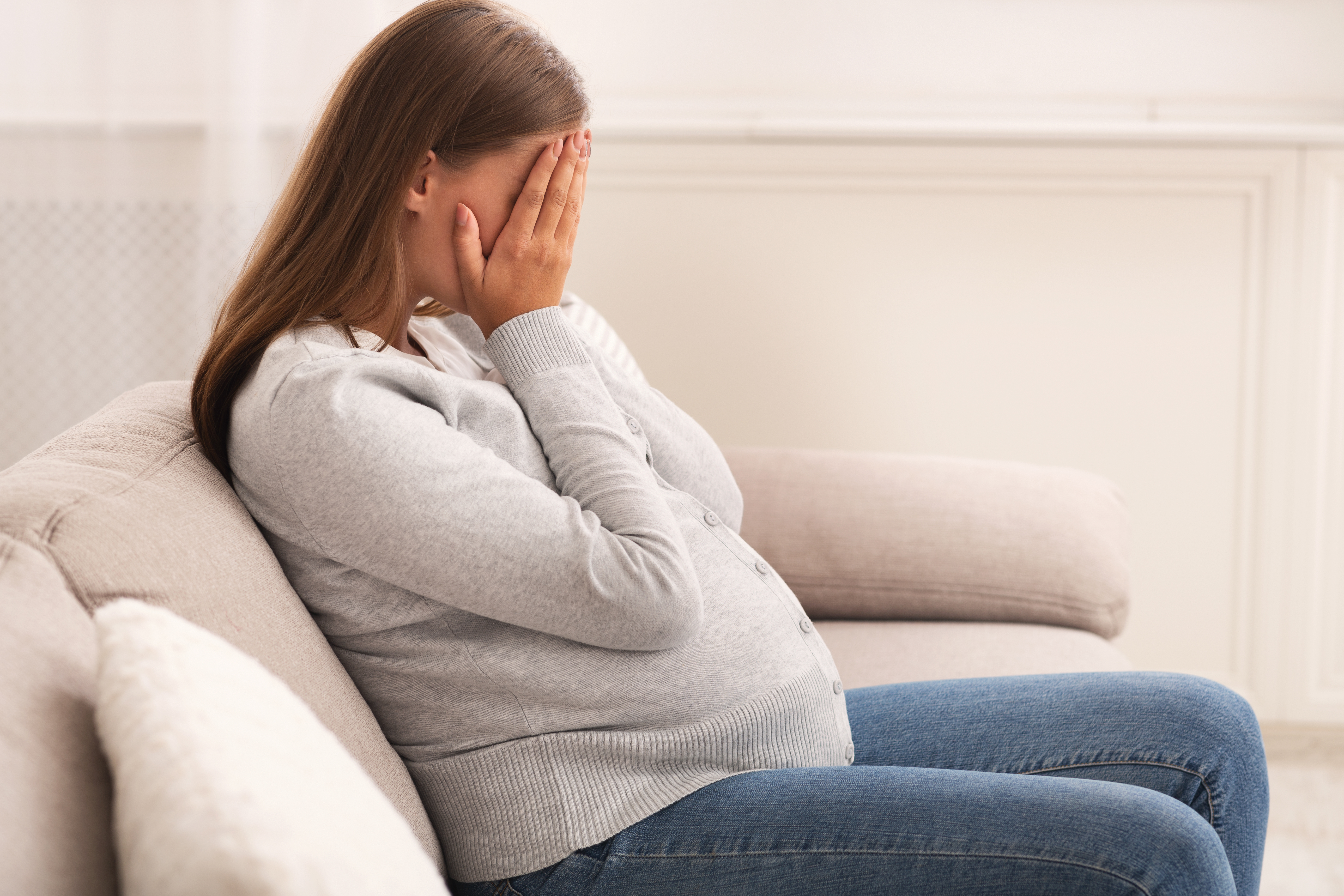 A pregnant woman looking sad | Source: Shutterstock