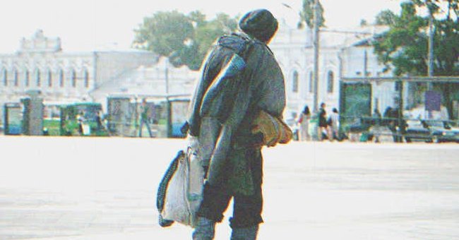 Hombre sin hogar caminando por la calle | Shutterstock
