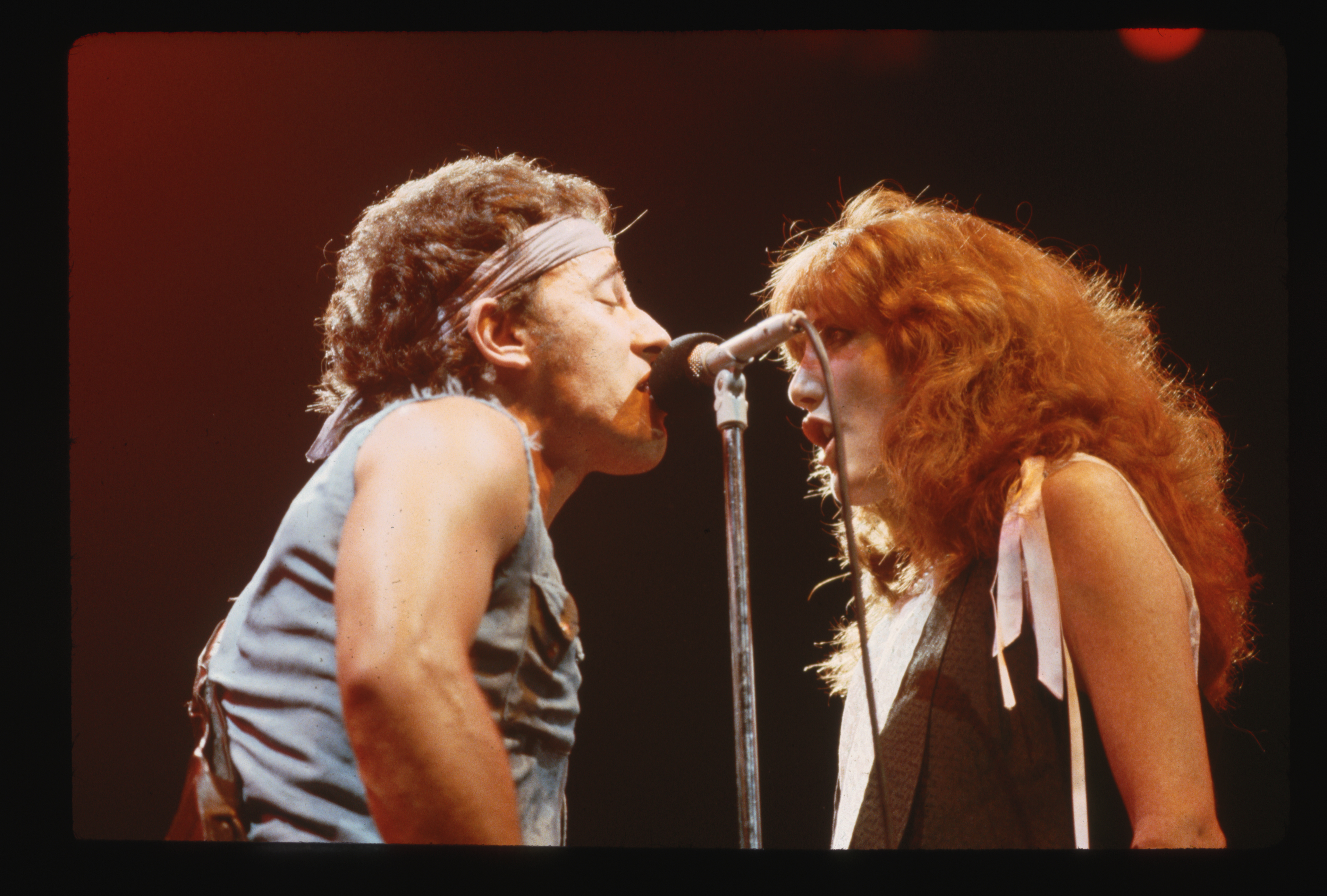 Bruce Springsteen and Patti Scialfa photographed singing together, circa 1984. | Source: Getty Images