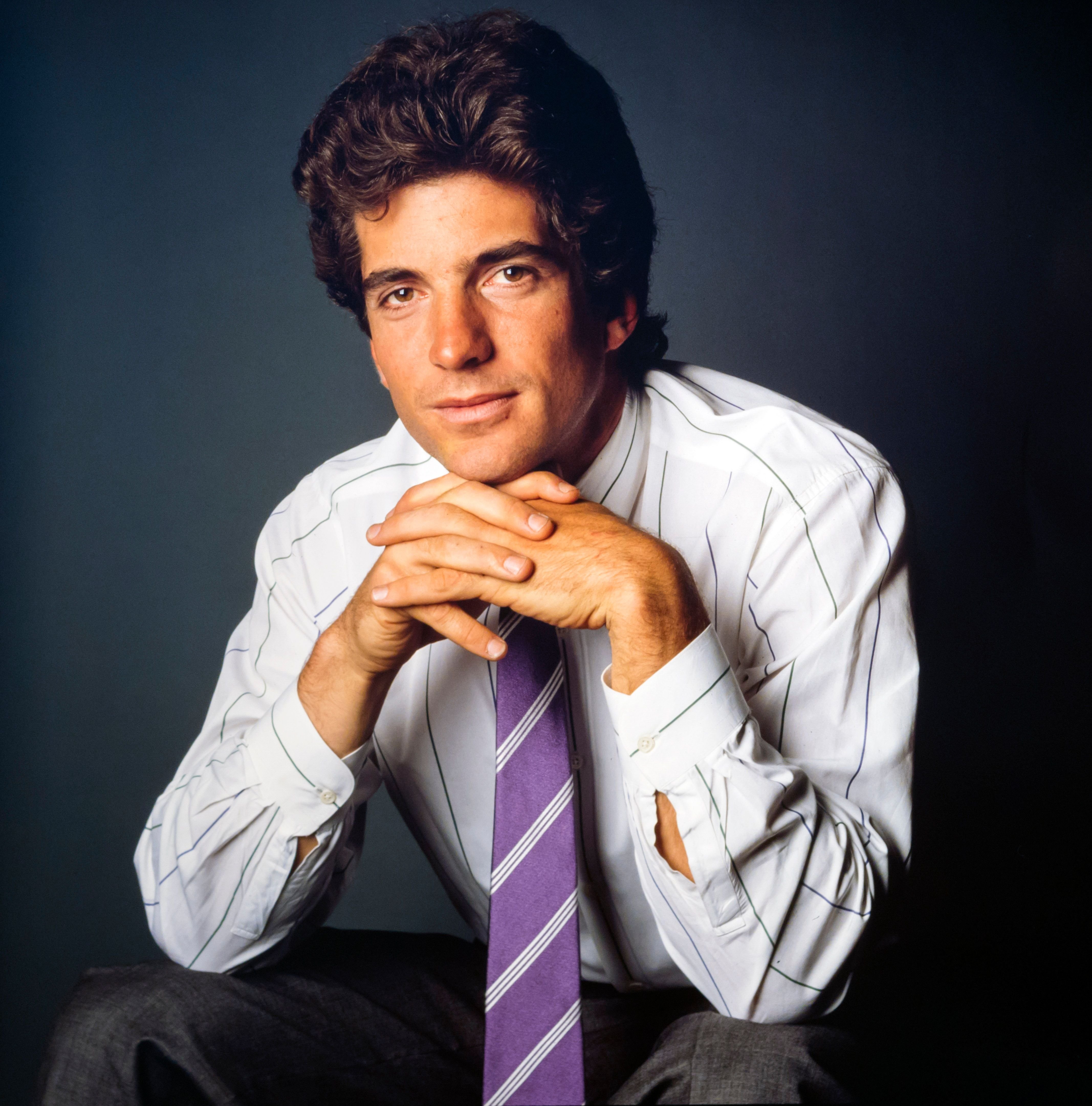 Studio portrait of American lawyer and magazine publisher John F Kennedy Jr. on June 09, 1988 | Photo: Getty Images