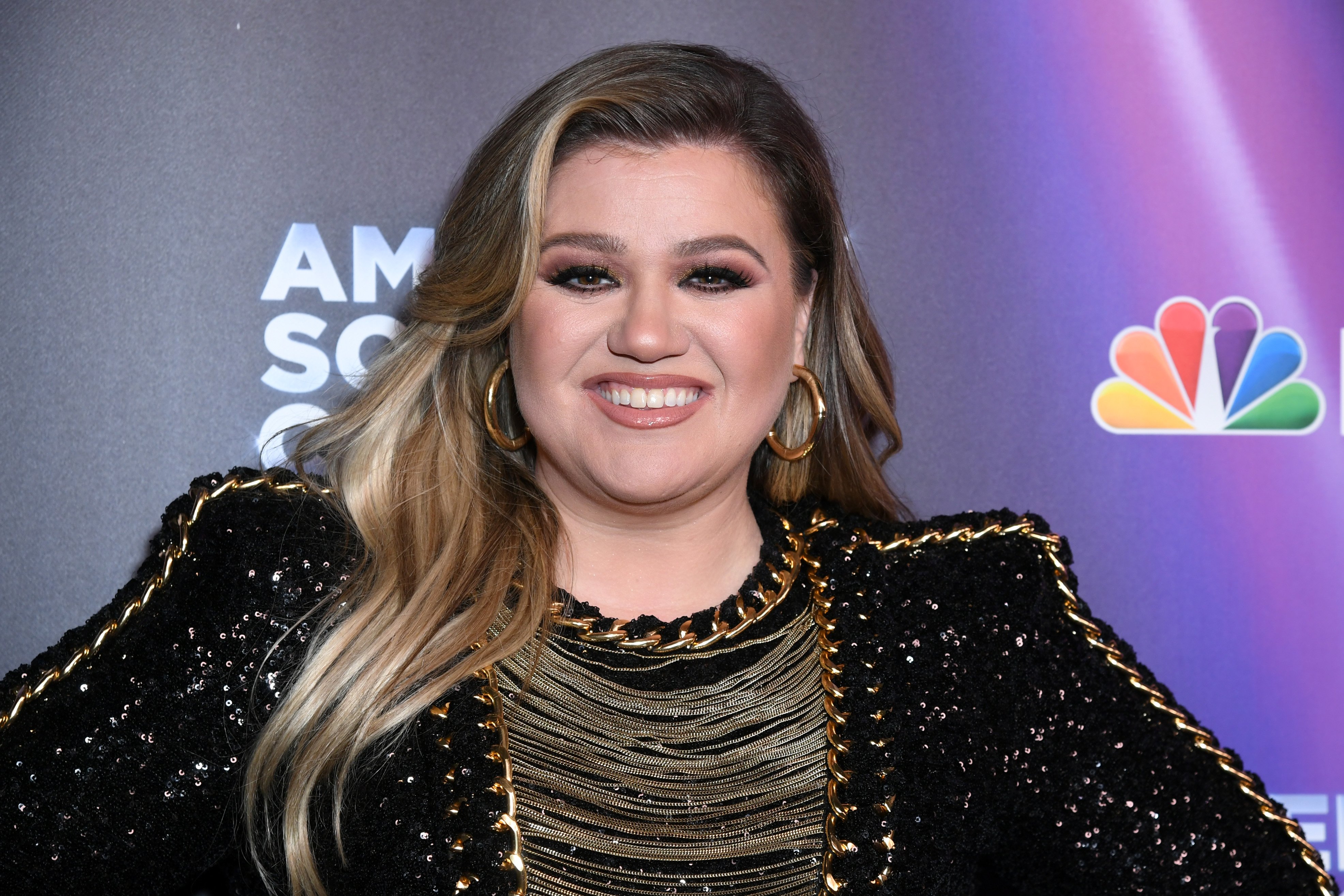  Kelly Clarkson at the red carpet of the live premiere of the grand finals of NBC's "American Song Contest" at Universal Studios Hollywood on May 09, 2022 in Universal City, California. | Source: Getty Images