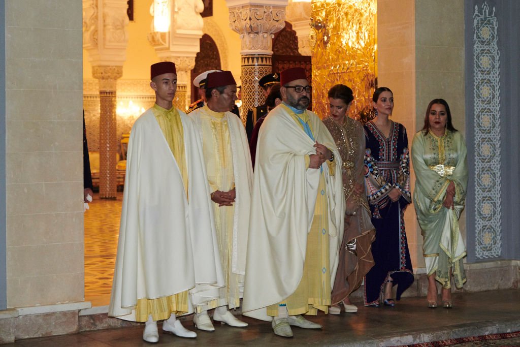 Le Prince Moulay Hassan du Maroc, le Prince Moulay Rachid du Maroc, le Roi Mohammed VI du Maroc, la Princesse Lalla Meryem, la Princesse Lalla Hasna et la Princesse Lalla Asma assistent à un dîner de gala au Palais Royal le 13 février , 2019 à Rabat, Maroc. | Photo : Getty Images