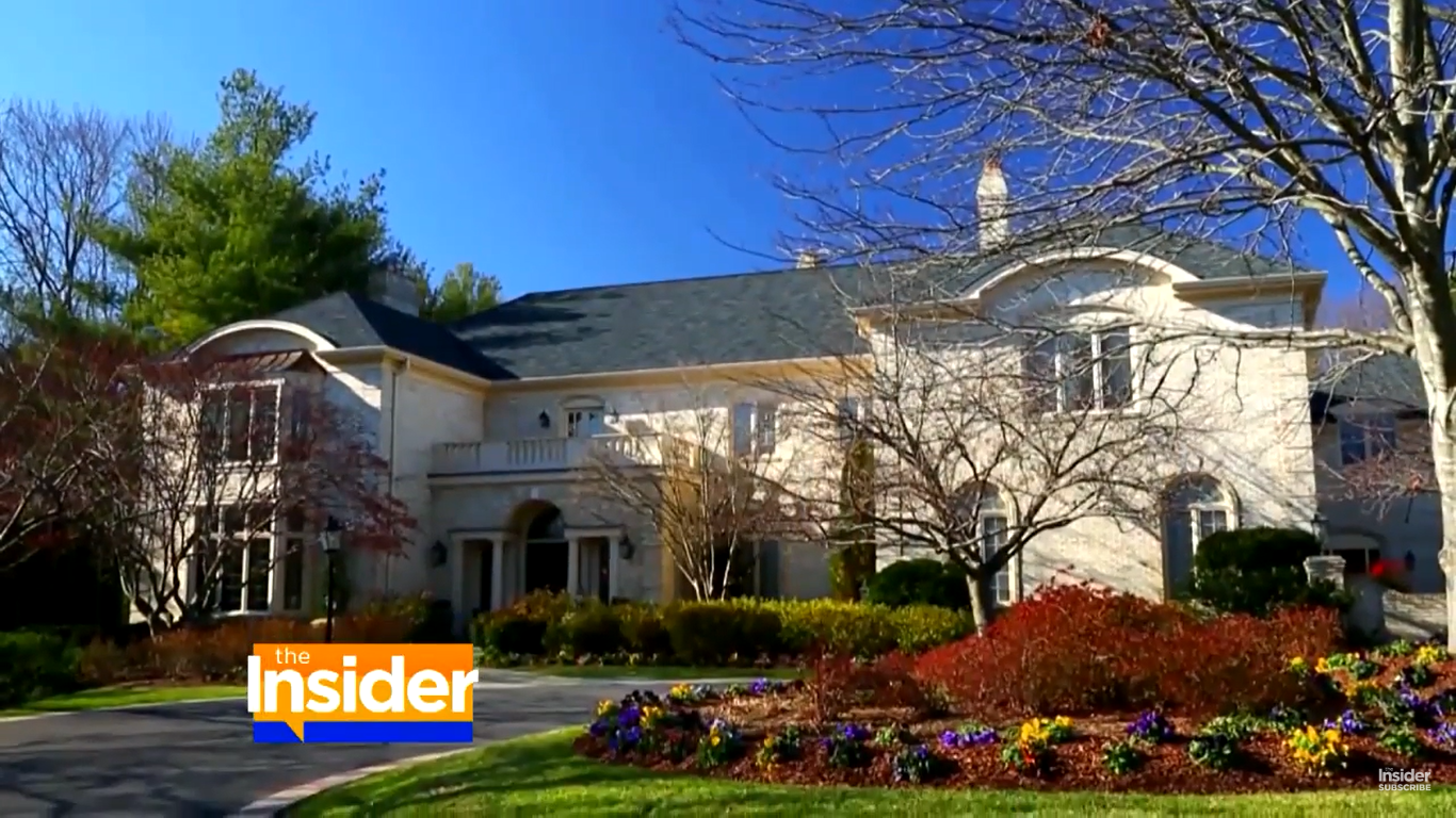 A front view of Robert Altman and Lynda Carter's estate in Potomac, Maryland | Source: YouTube/TheInsider