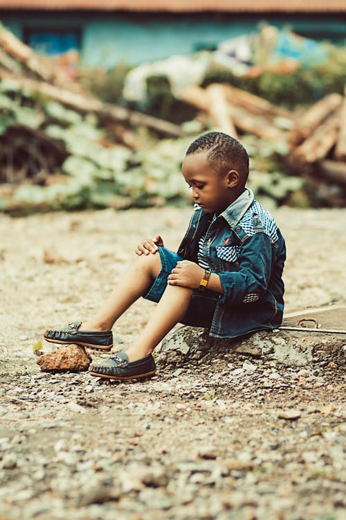 Sad child/ Source: Pexels