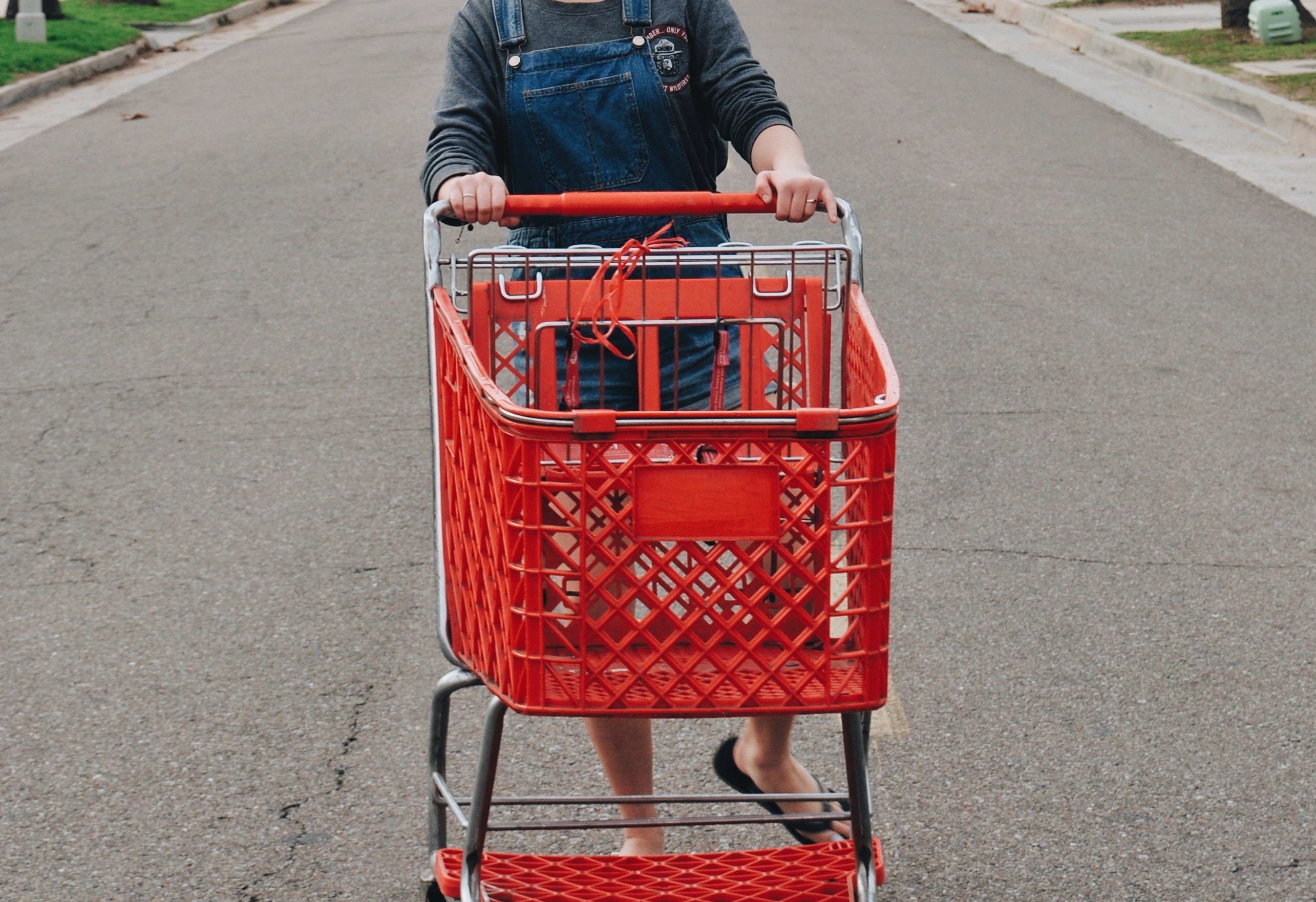 Mujer rodando un carrito de supermercado. | Foto: Unsplash
