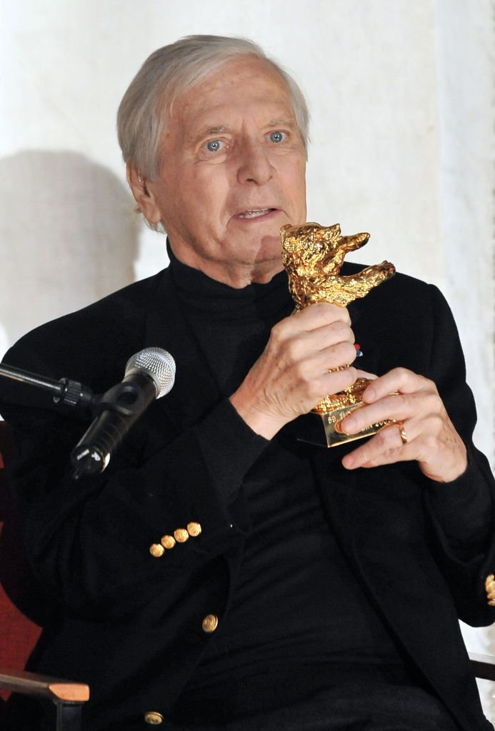 Le compositeur de musique français Maurice Jarre reçoit un Ours d'or honoraire lors du 59ème Festival International du Film de Berlin au Cinéma International le 12 février 2009 à Berlin, Allemagne. | Photo : Getty Images.