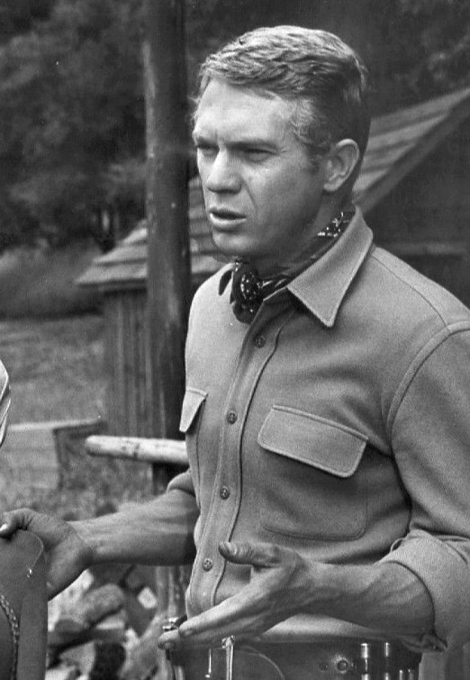 Steve McQueen en 1959 sur le tournage d'une série. l Source : Wikipedia Steve McQueen en 1959 sur le tournage d'une série. l Source : Wikipedia