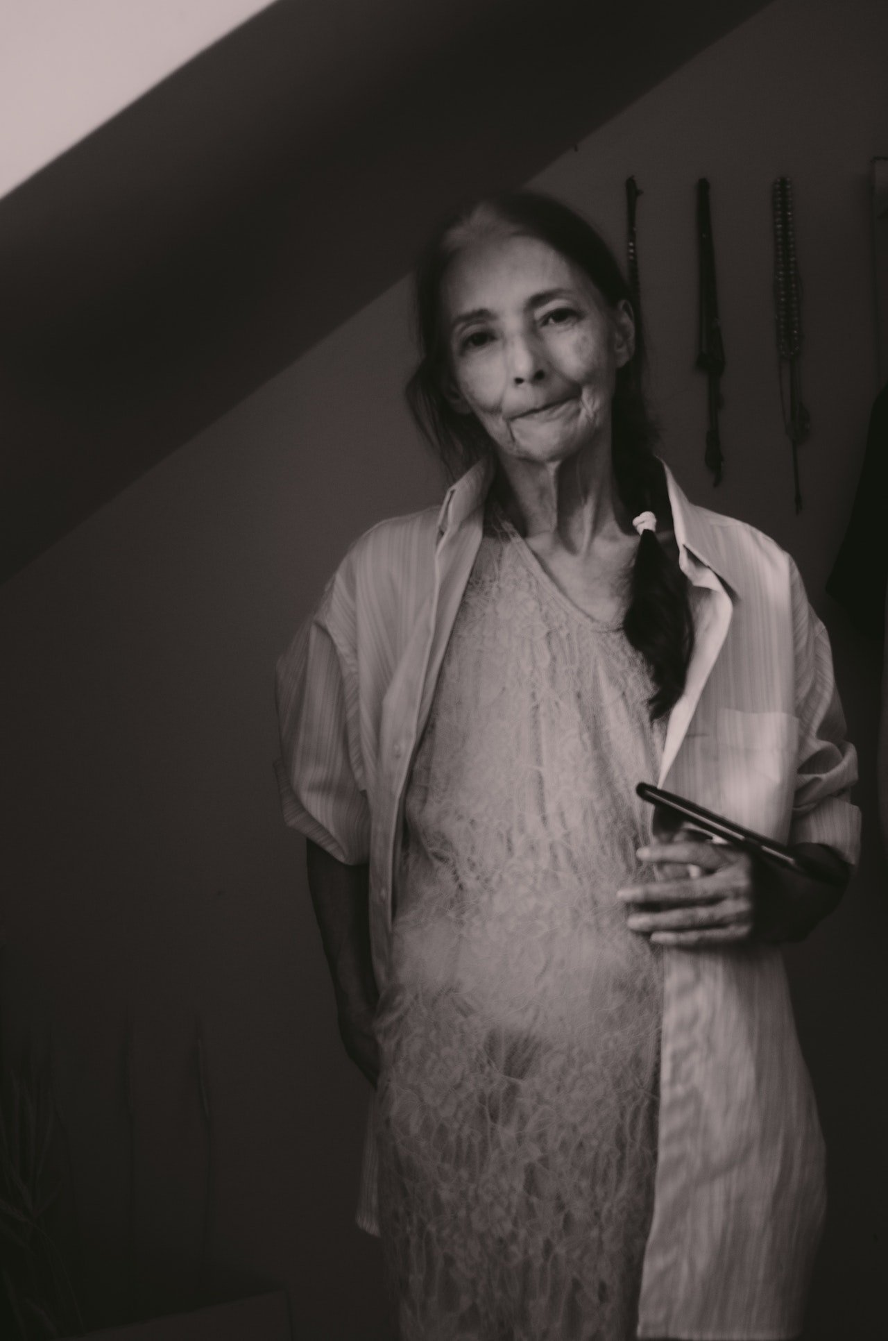 Una mujer mayor posando con un objeto en su mano. | Foto: Pexels