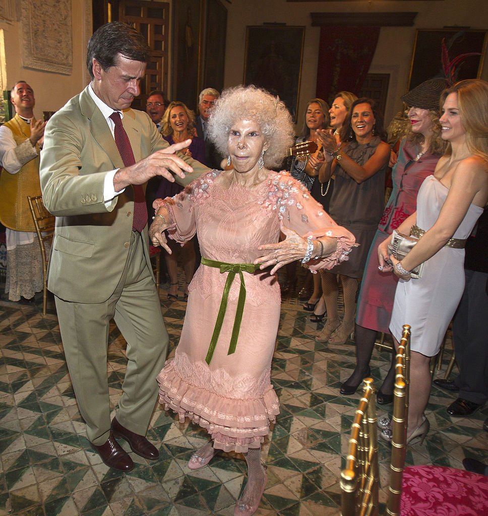 María del Rosario Cayetana Fitz-James-Stuart baila con su hijo Cayetano Martínez de Irujo en el Palacio de Dueñas el 5 de octubre de 2011 en Sevilla, España. | Imagen: Getty Images