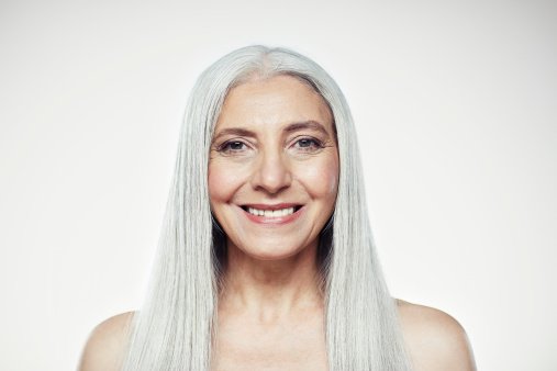 Portrait d'une femme mûre aux cheveux gris. | Photo : Getty Images Portrait d'une femme mûre aux cheveux gris. | Photo : Getty Images