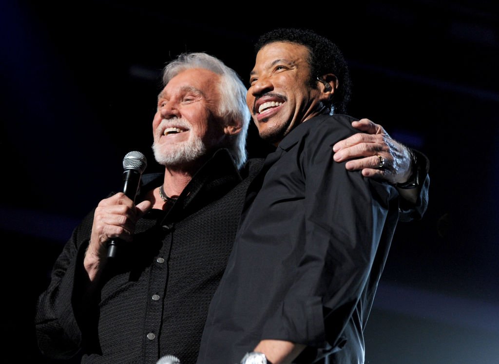 Les chanteurs Kenny Rogers et Lionel Richie se produisent sur scène lors du concert Lionel Richie and Friends présenté par ACM qui s'est tenu au MGM Grand Garden Arena le 2 avril 2012. | Photo : Getty Images