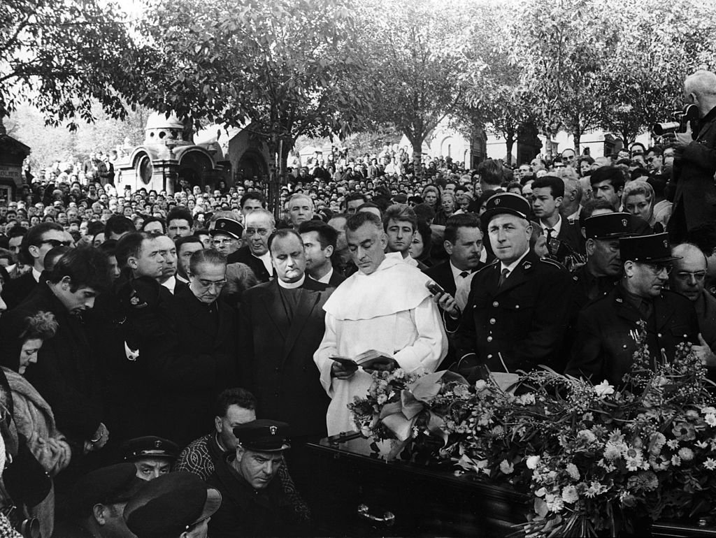 Un prêtre catholique dit une prière par le cercueil de la chanteuse française Edith Piaf. | Photo : Getty Images