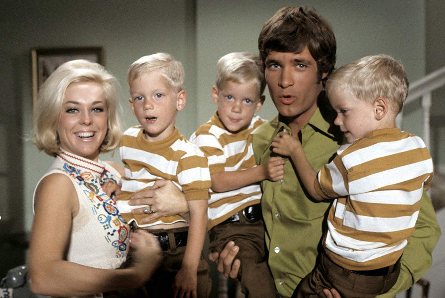Casts of "My Three Sons" posing on the set of the show | Photo: Wikimedia Commons