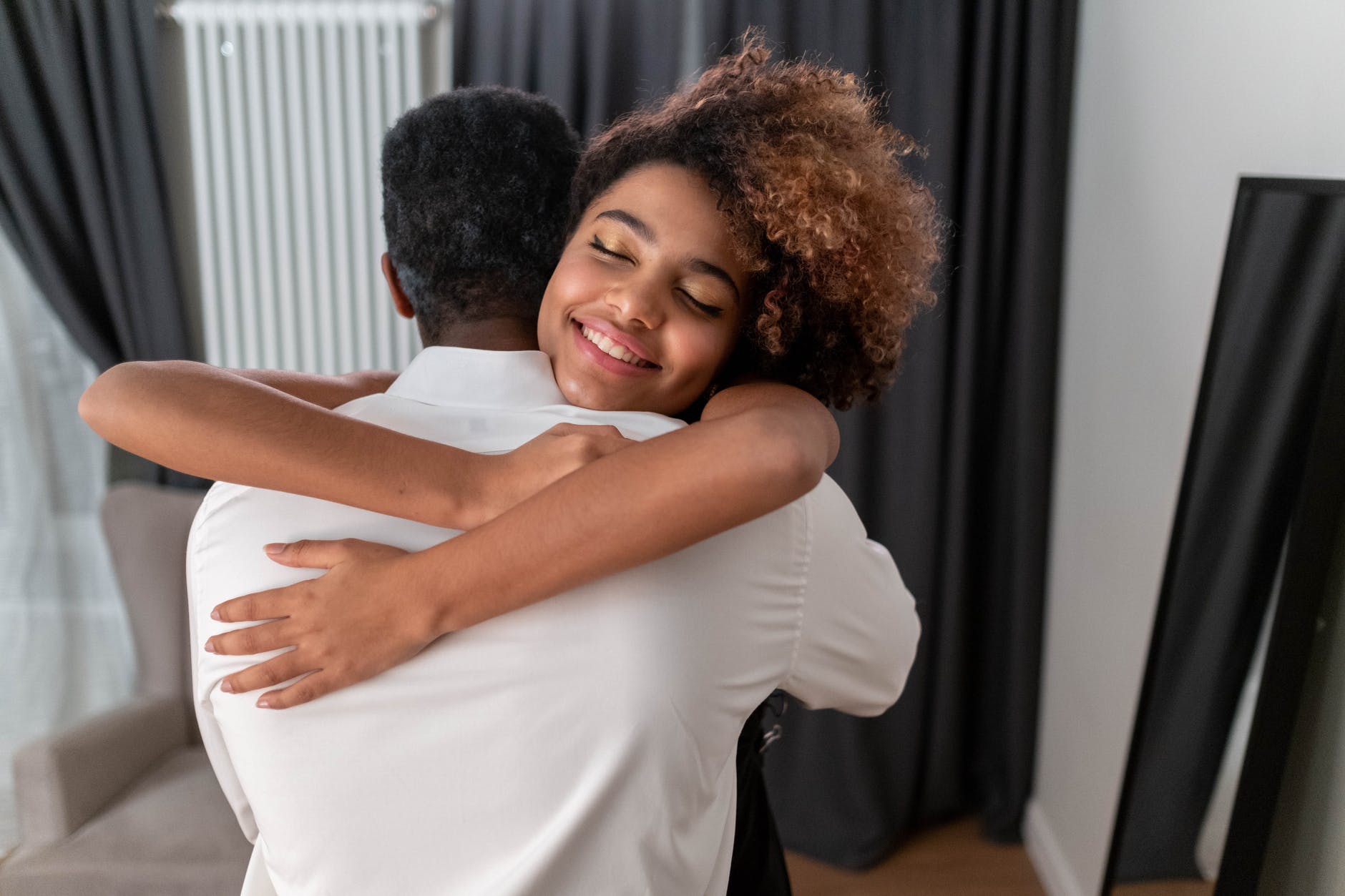 Alice hugged her dad and was never ashamed of him again. | Source: Pexels