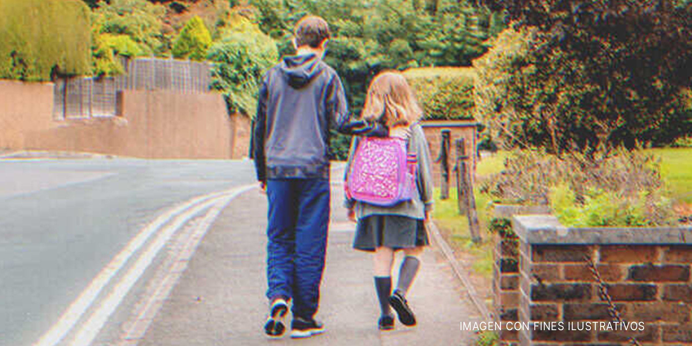 Un chico y una chica caminando juntos | Foto: Shutterstock 
