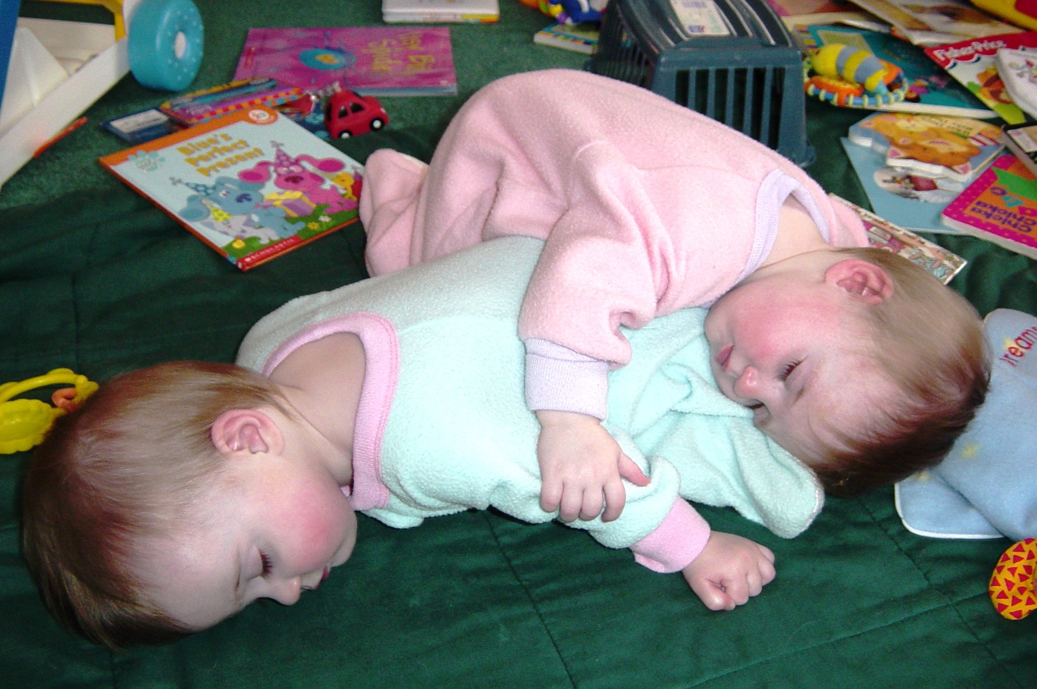 Gemelas durmiendo juntas.| Imagen: Wikimedia Commons