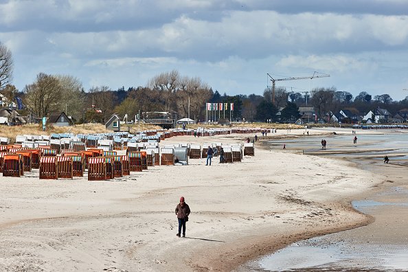 Des chaises longues verrouillées se trouvent sur la plage. Après la décision sur les nouvelles mesures d'ouverture.| Photo : Getty Images