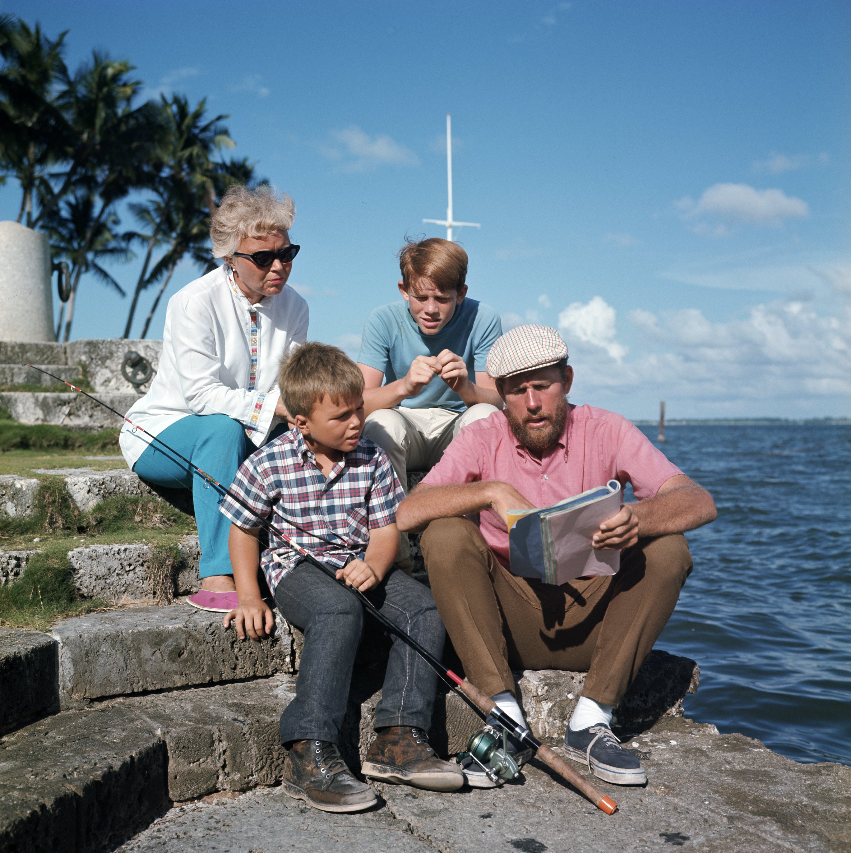 Jean Speegle with her sons Ron and Clint while shooting "Gentle Ben" and actor Henry Boomhauer in Okeechobee, Florida 1964. | Source: Getty Images