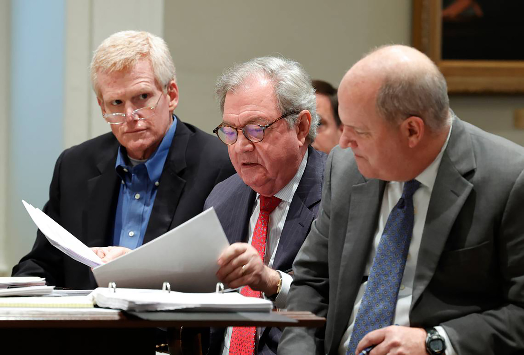 Alex Murdaugh with his attorneys, Dick Harpootlian and Jim Griffin, during a hearing in Walterboro, South Carolina on January 23, 2023. | Source: Getty Images
