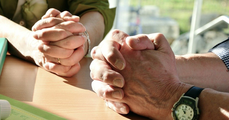 Personas rezando.| Imagen tomada de: Pixabay