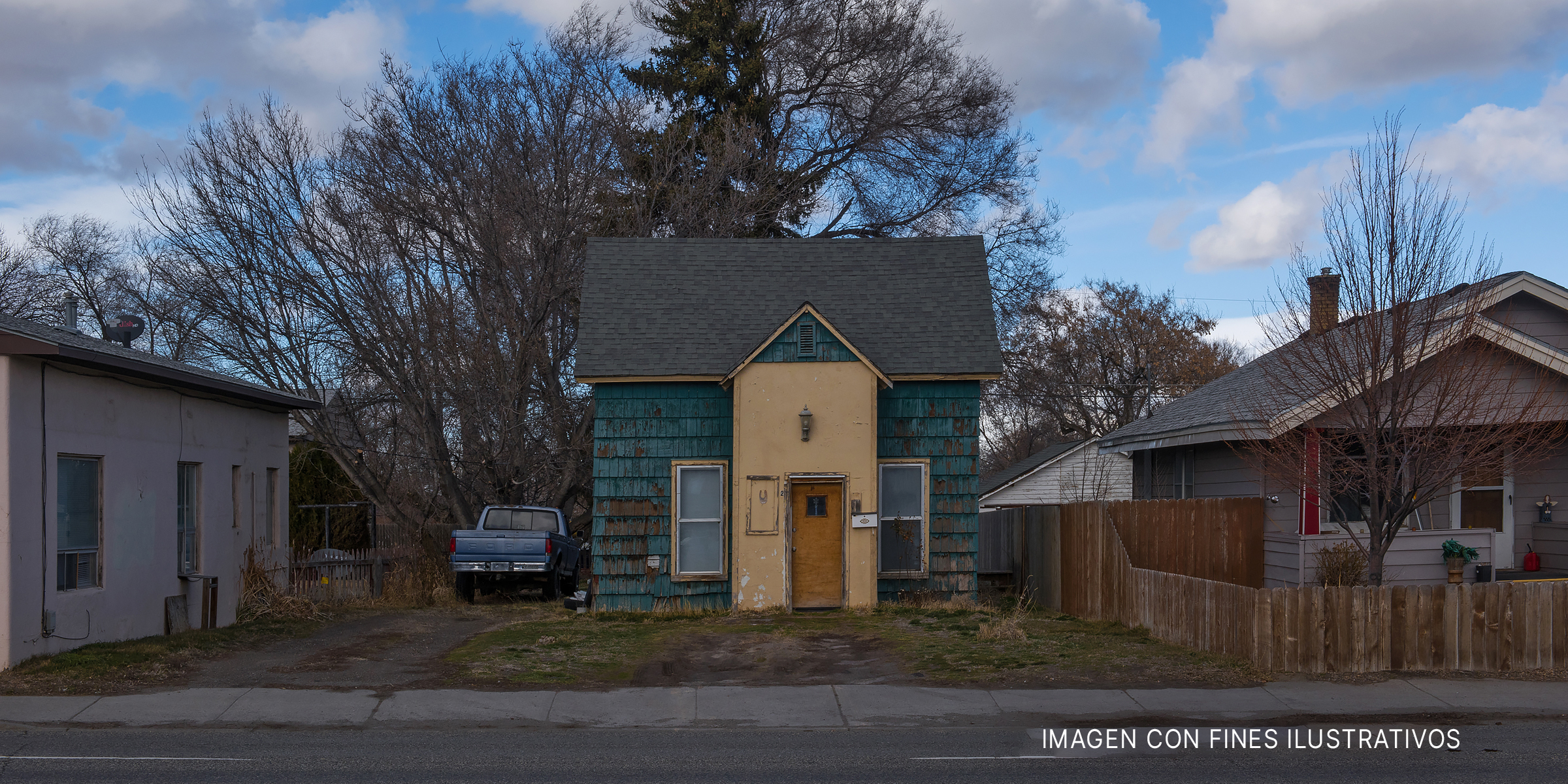 Una casa pequeña y destartalada en un barrio. | Foto: Shutterstock