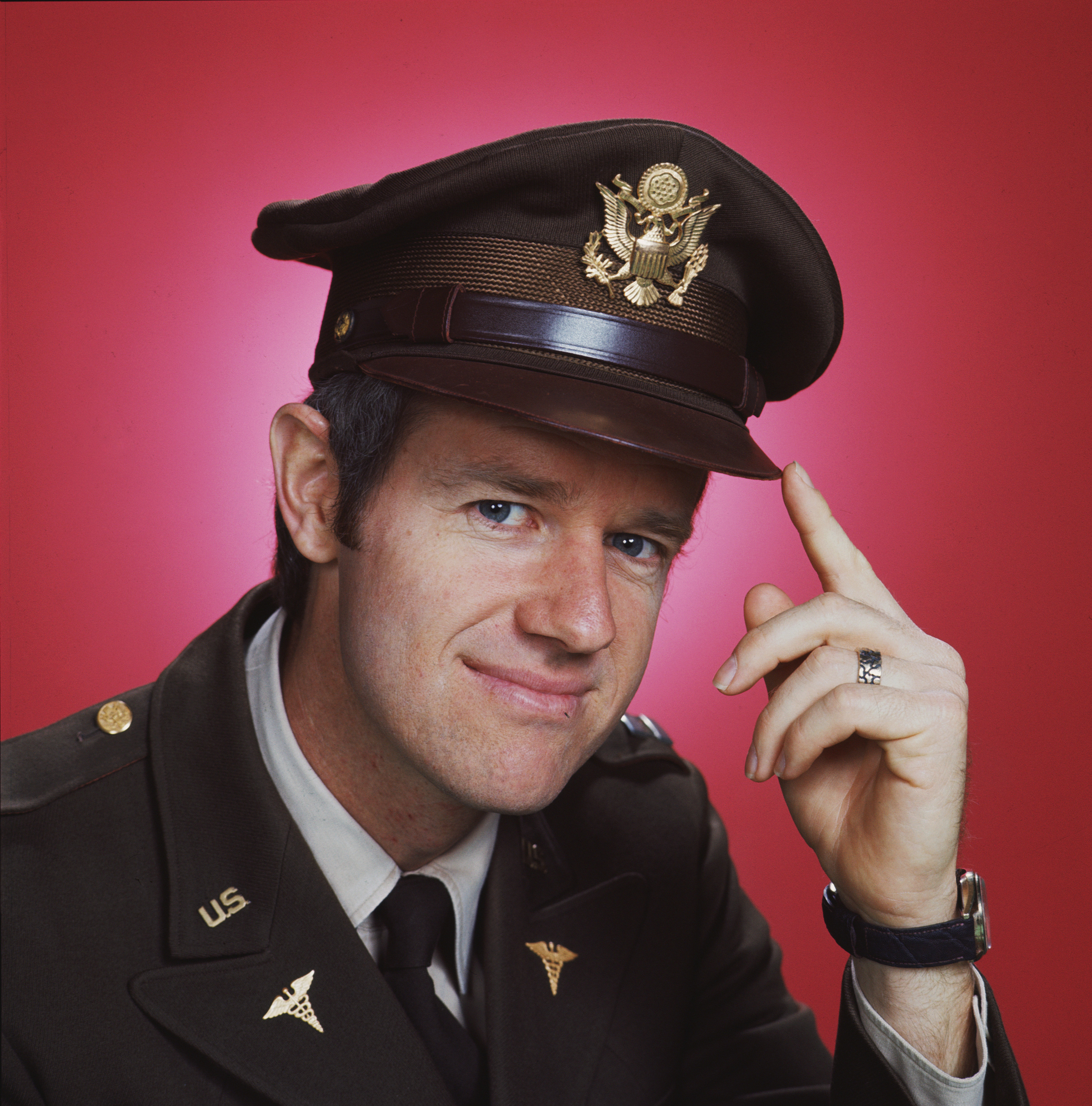 A portrait of Mike Farrell for "M*A*S*H" in California, 1977 | Source: Getty Images