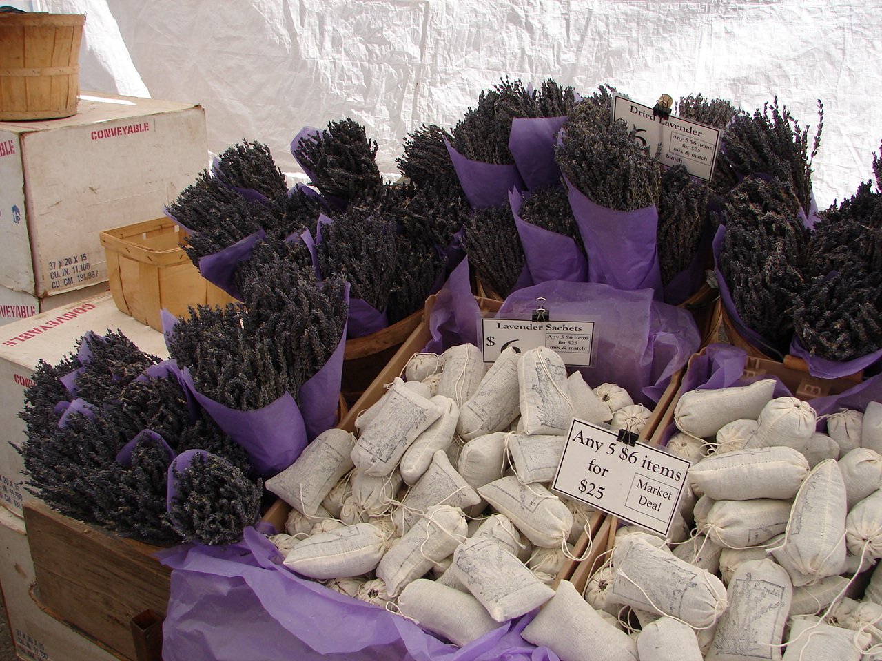 Lavender products for sale at the San Francisco Farmers Market | Photo: Aviad2001 