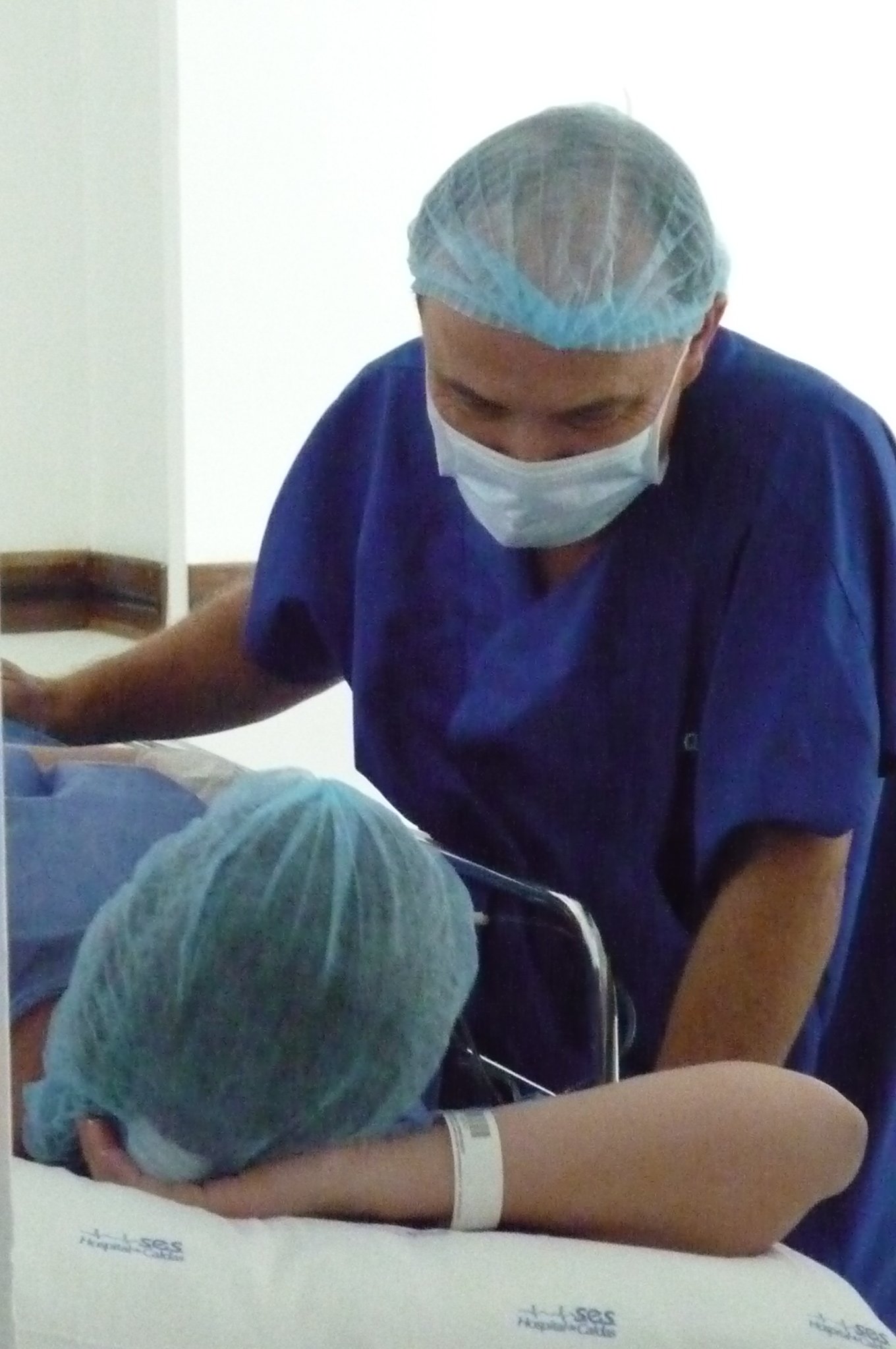 Médico atiende a paciente: Fuente: Wikimedia Commons Médico atiende a paciente: Fuente: Wikimedia Commons