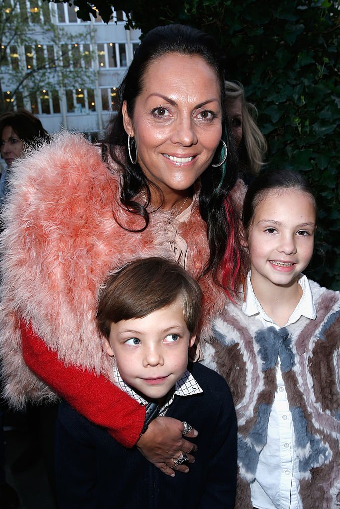Hermine de Clermont-Tonnerre et ses enfants Allegra et Calixte assistent à la cérémonie de remise des prix littéraires de La Closerie Des Lilas 2014 - 7e édition, à la Closerie Des Lilas le 8 avril 2014 à Paris, France. | Photo : Getty Images