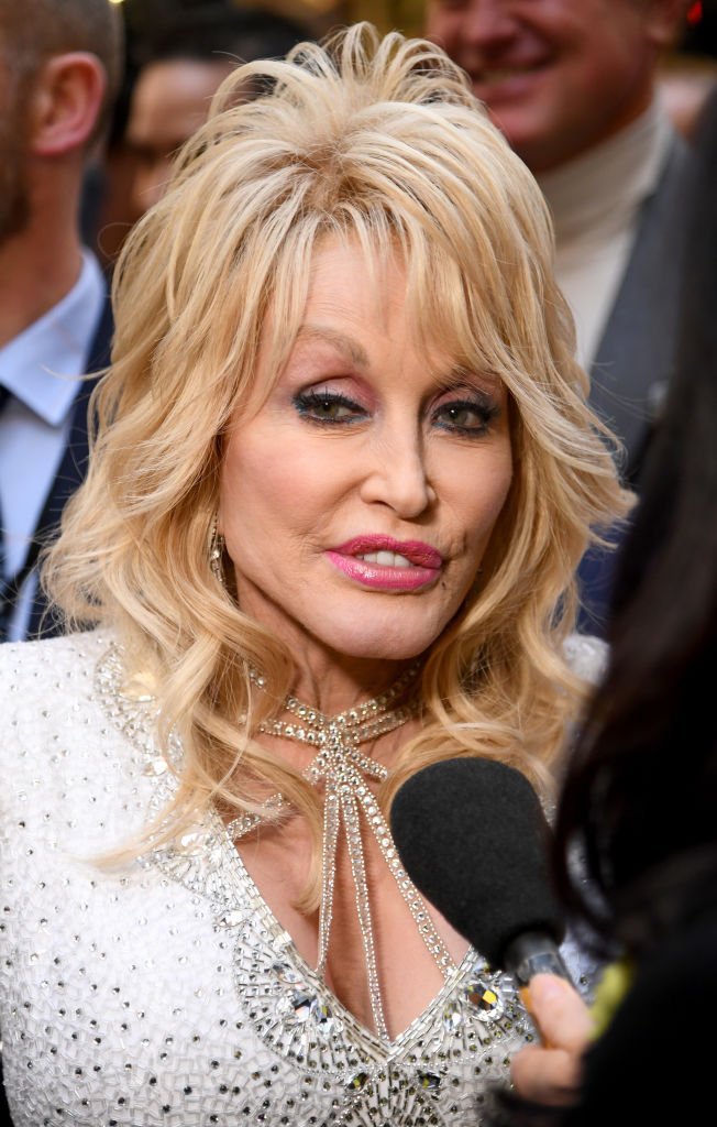 Dolly Parton visits The Cast of "9 To 5" The Musical at The Savoy Theatre | Photo: Getty Images