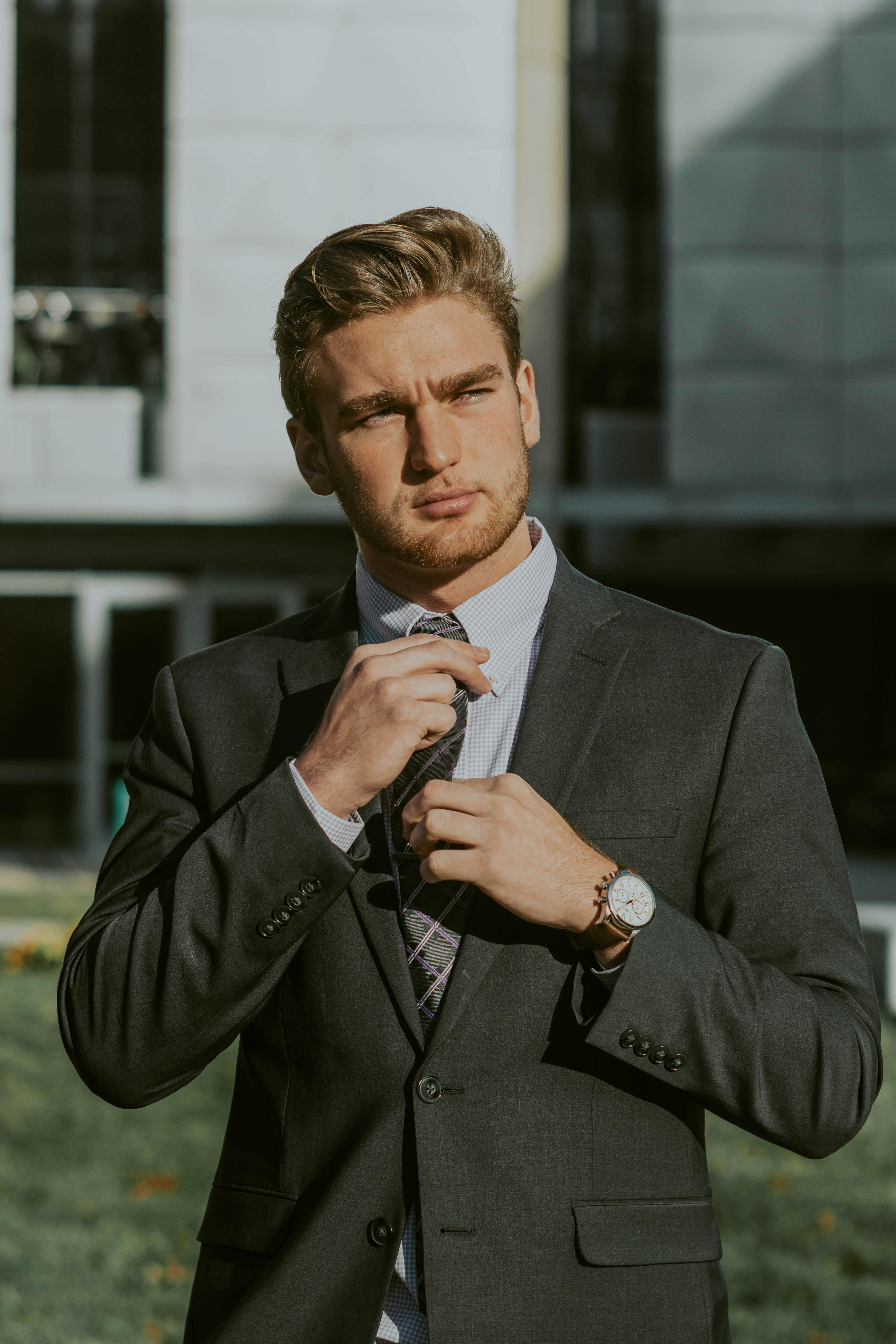 Elegant young bearded businessman in suit and tie in downtown | Source: Pexels