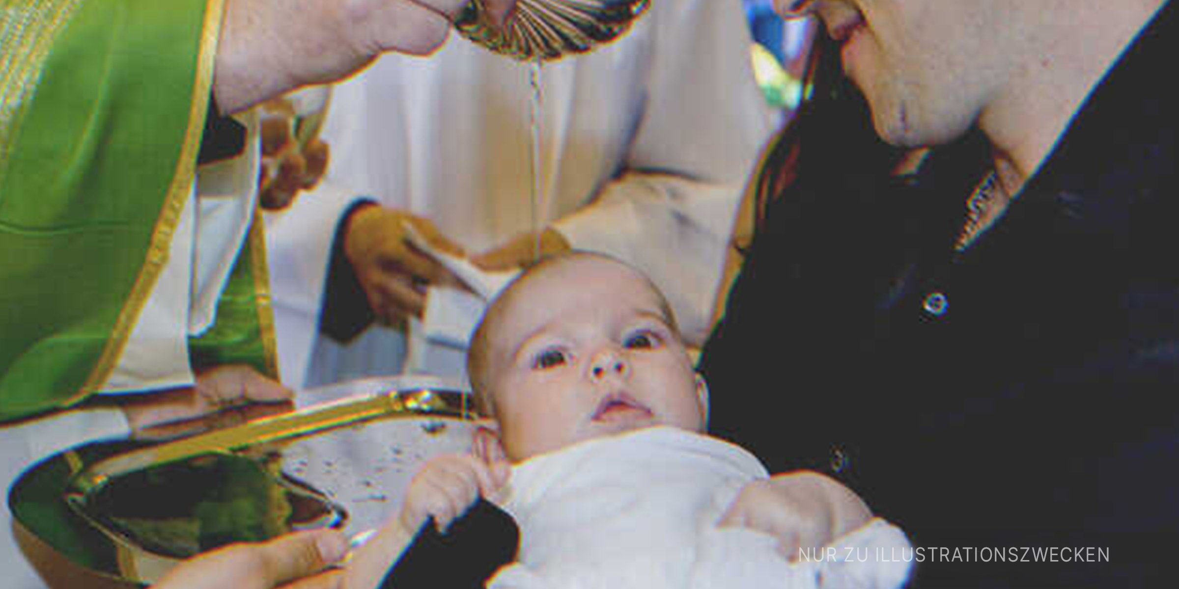 Ein Baby wird getauft. | Quelle: Getty Images