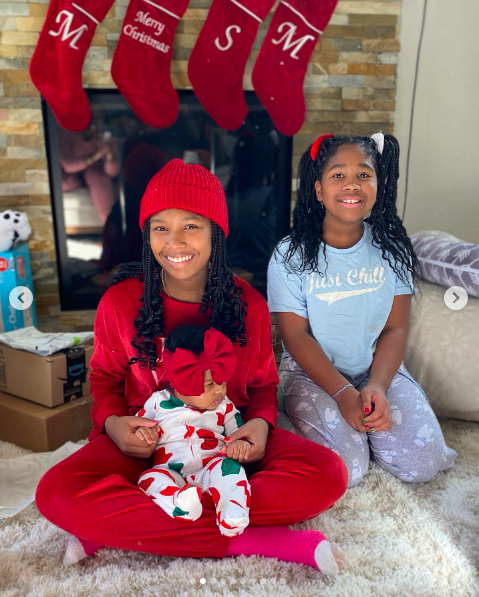 Micah, MaKayla, and Madison Williams posing for a Christmas photo, posted on December 27, 2022 | Source: Instagram/yoginisdww