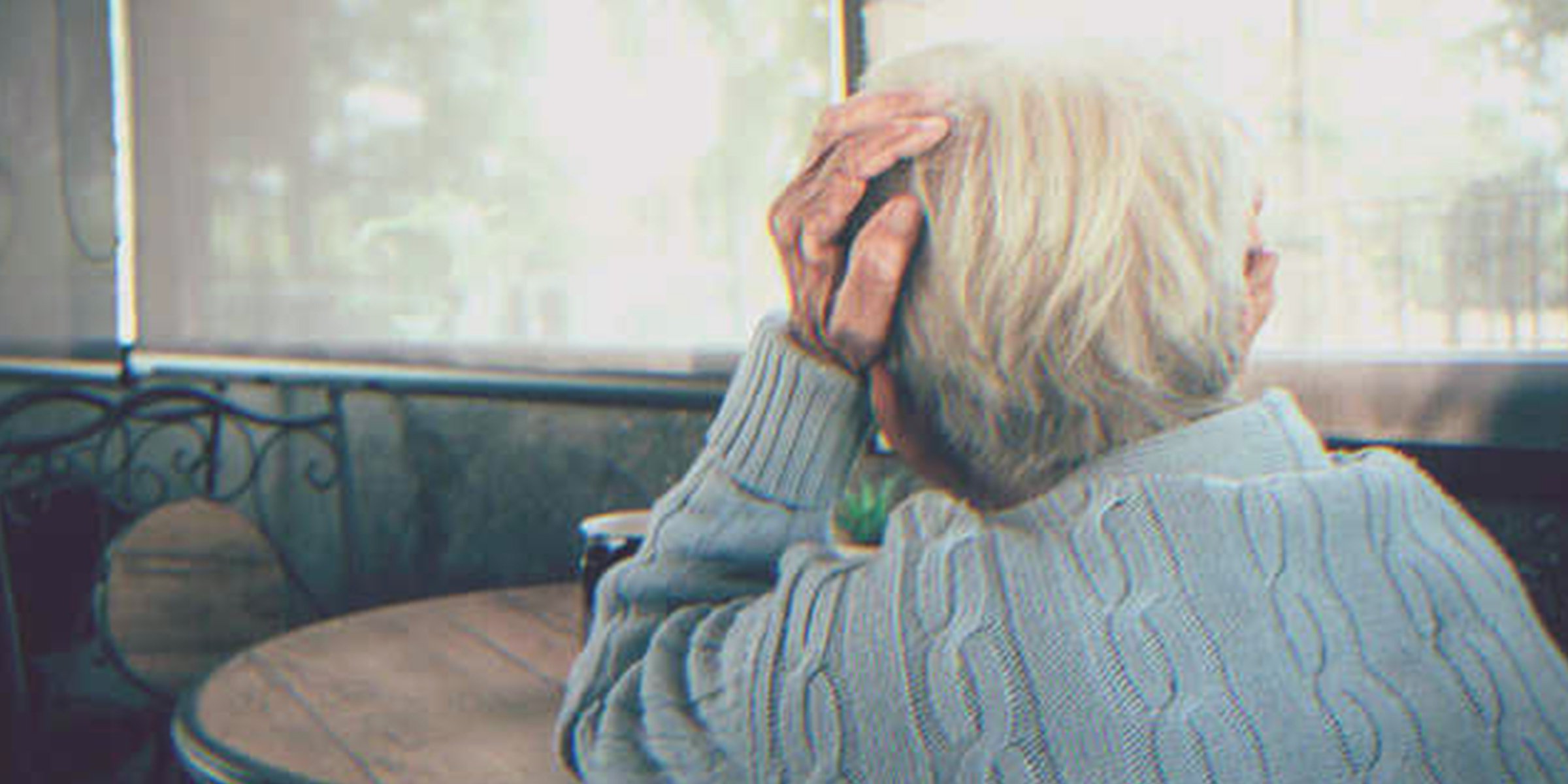 Una mujer mayor preocupada | Foto: Shutterstock