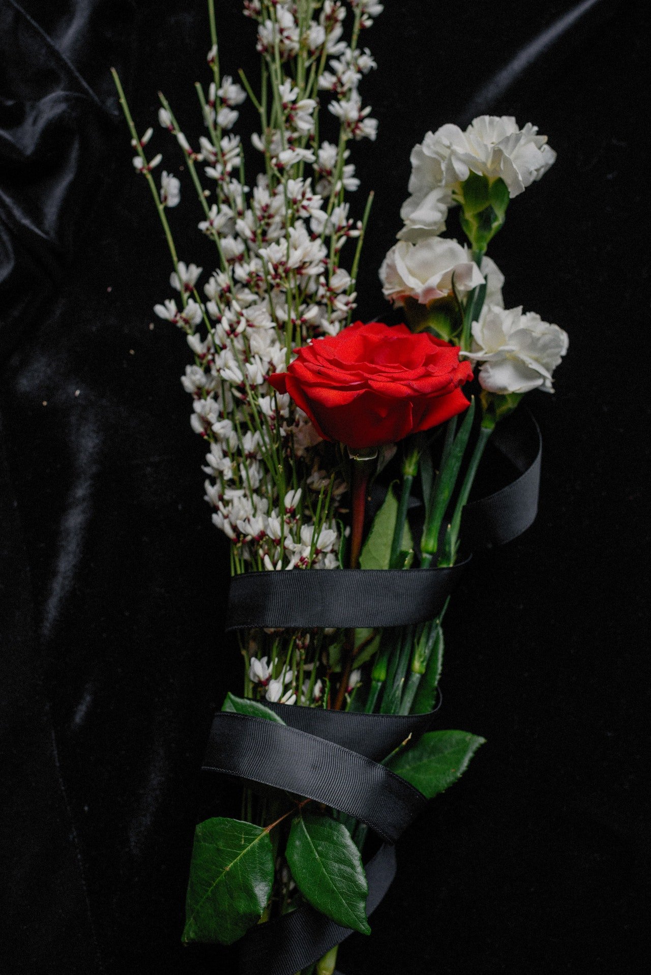 In schwarzes Papier eingewickelter Blumenstrauß | Quelle: Pexels