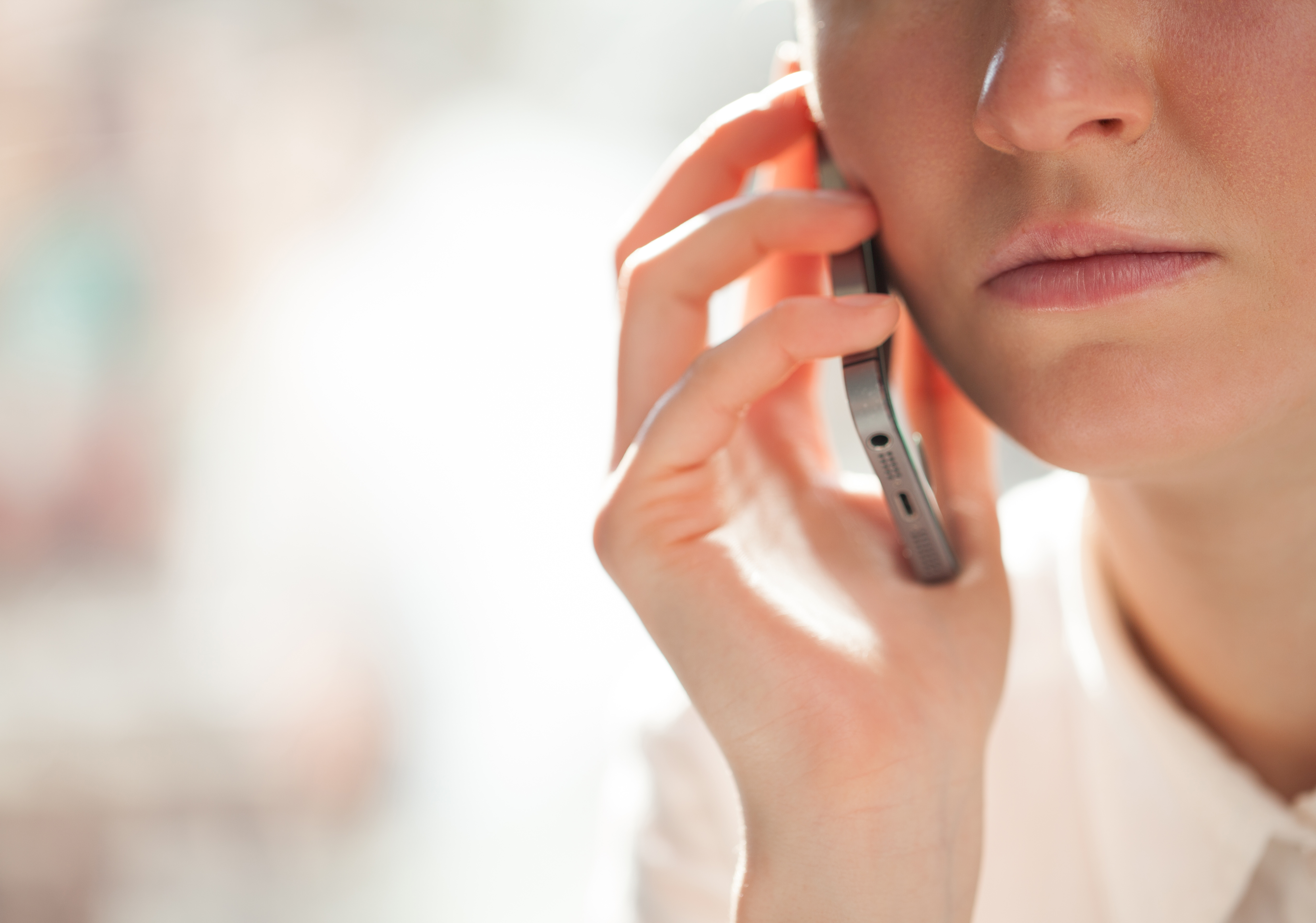 Un primer plano de una mujer hablando por teléfono | Fuente: Shutterstock