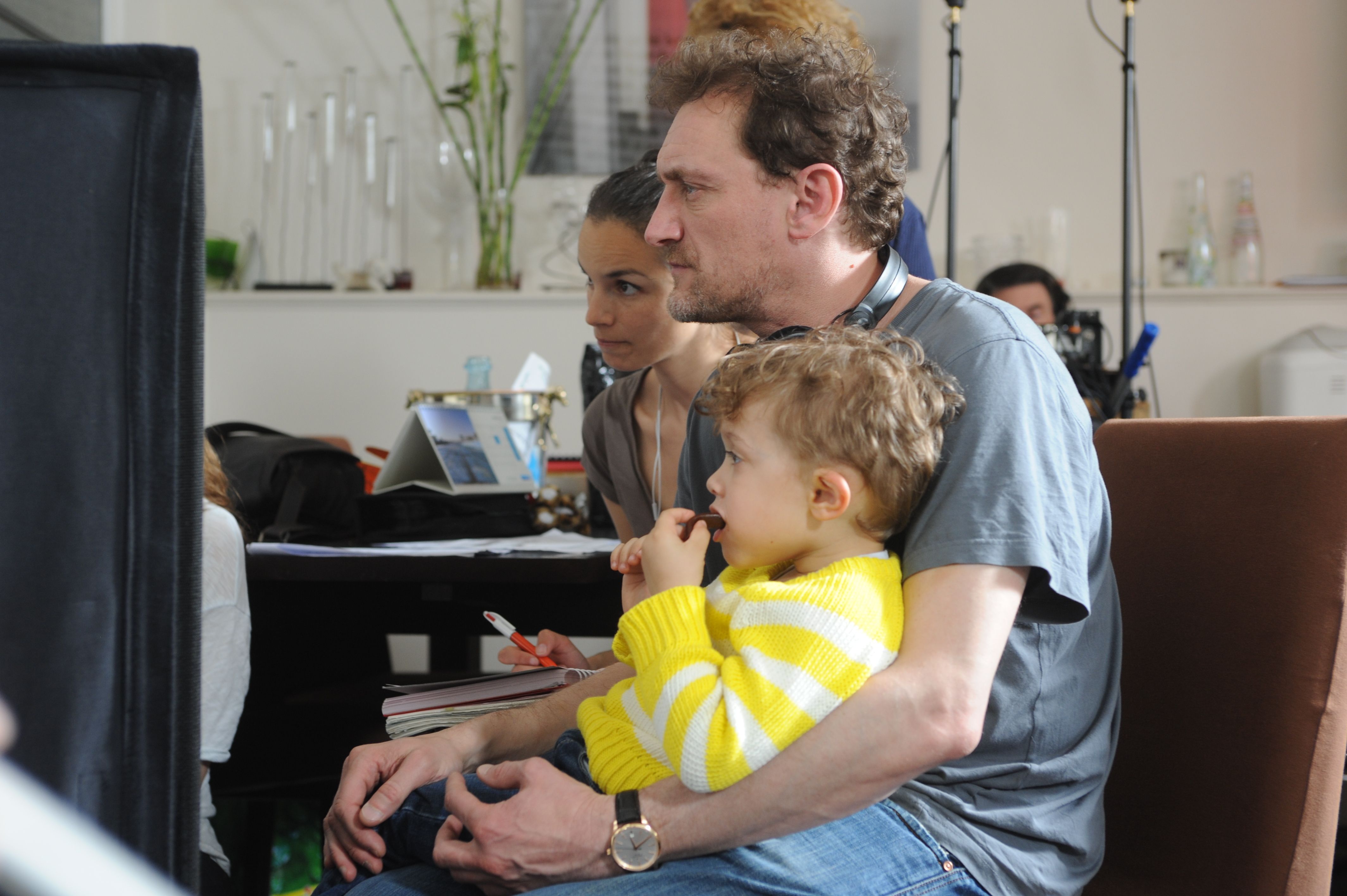 Le réalisateur et scénariste français Jean-Paul Rouve avec son fils Clotaire, sur le plateau de son film Quand je serai petit. | Photo : Getty Images