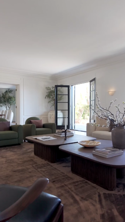 But one of the best part of the mansion is the redesigned interior spaces, with a color palette that makes things homier, not dry or cold like many luxury spaces. | Source: Instagram/weahomes