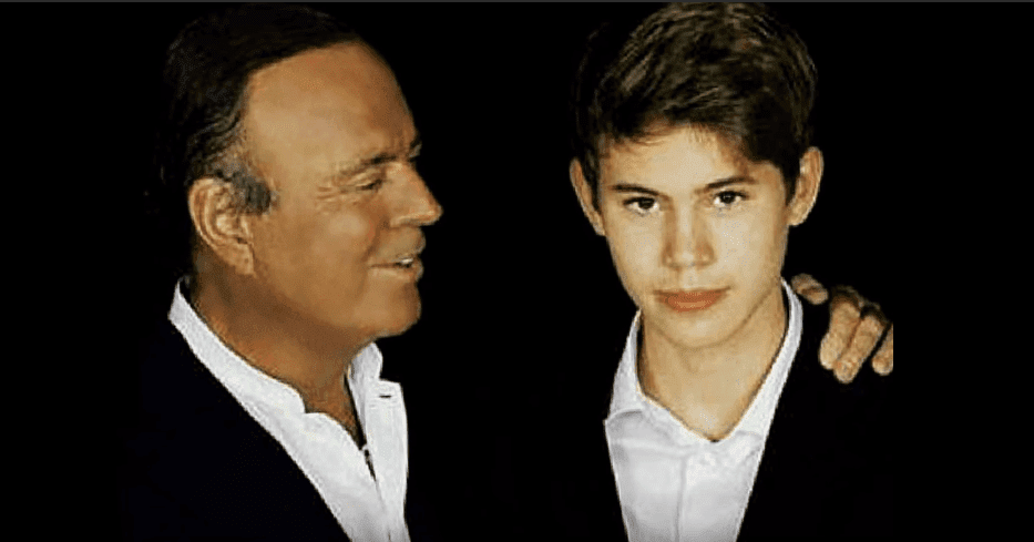 Julio Iglesias junto a su hijo, Rodrigo Iglesias. | Foto: Youtube / Julio Iglesias Estrella Latina