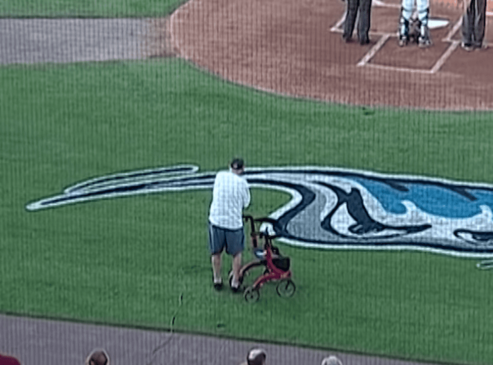 An elderly veteran delivers a heartwarming rendition of the national anthem at a baseball game | Photo: Facebook/wmwcaps