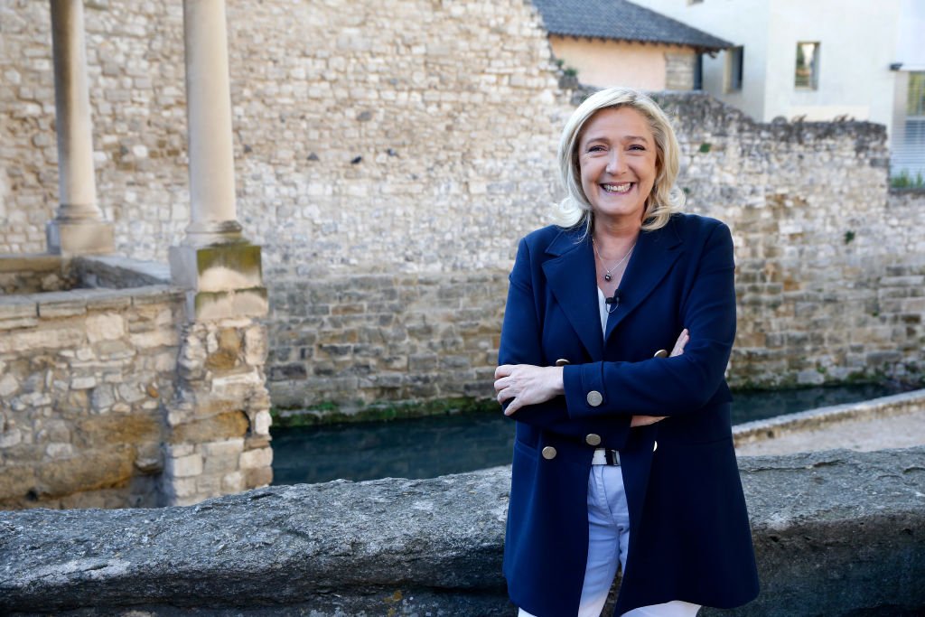 Marine Le Pen Marine pose pour les photographes après la visite d'un marché traditionnel provençal pendant la campagne électorale le 16 octobre 2021 à Pernes-les-Fontaines près d'Avignon. | Photo : Getty Images