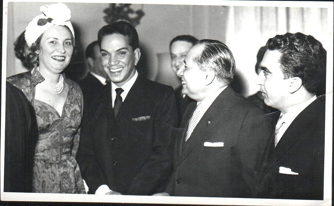 Mario Moreno con el Cónsul de Alemania Enrique Fernández Rivera y su esposa Hildegarda en 1961. | Foto: Wikipedia